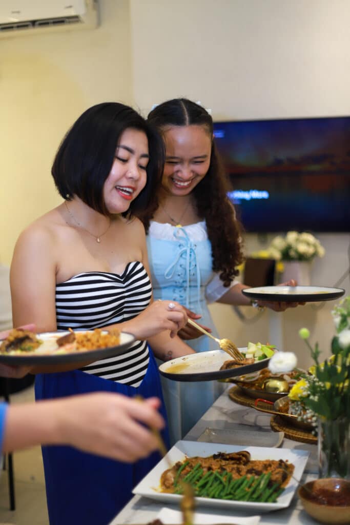 friends gettings foods