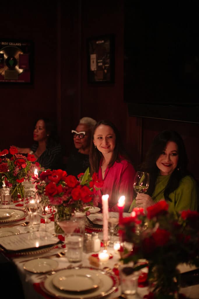 talking-friends-in-the-table