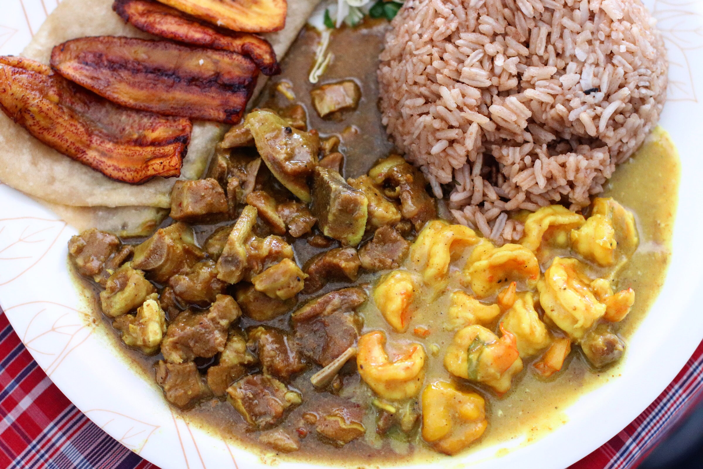 2fa00af5 748f 403e b81c f927cd7b2f33 for colorful dining scene in Kingston Jamaica with local cuisine