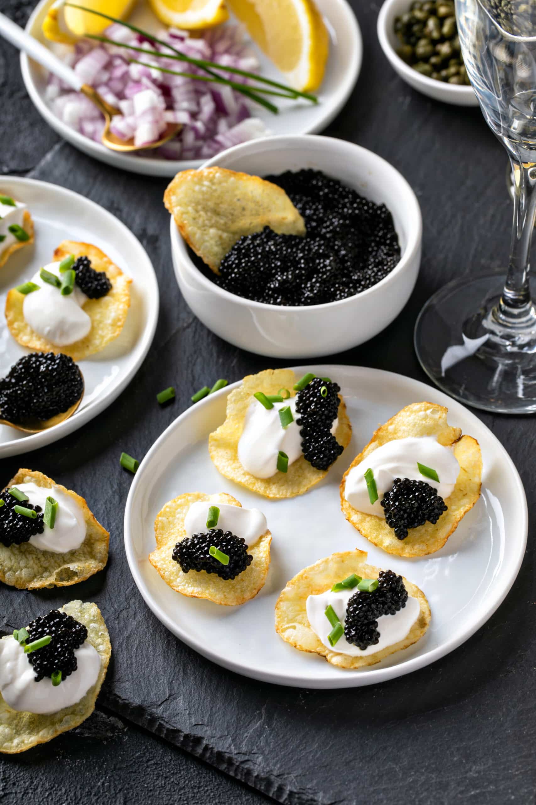 potato-chips-with-caviar-and-crème-fraîche