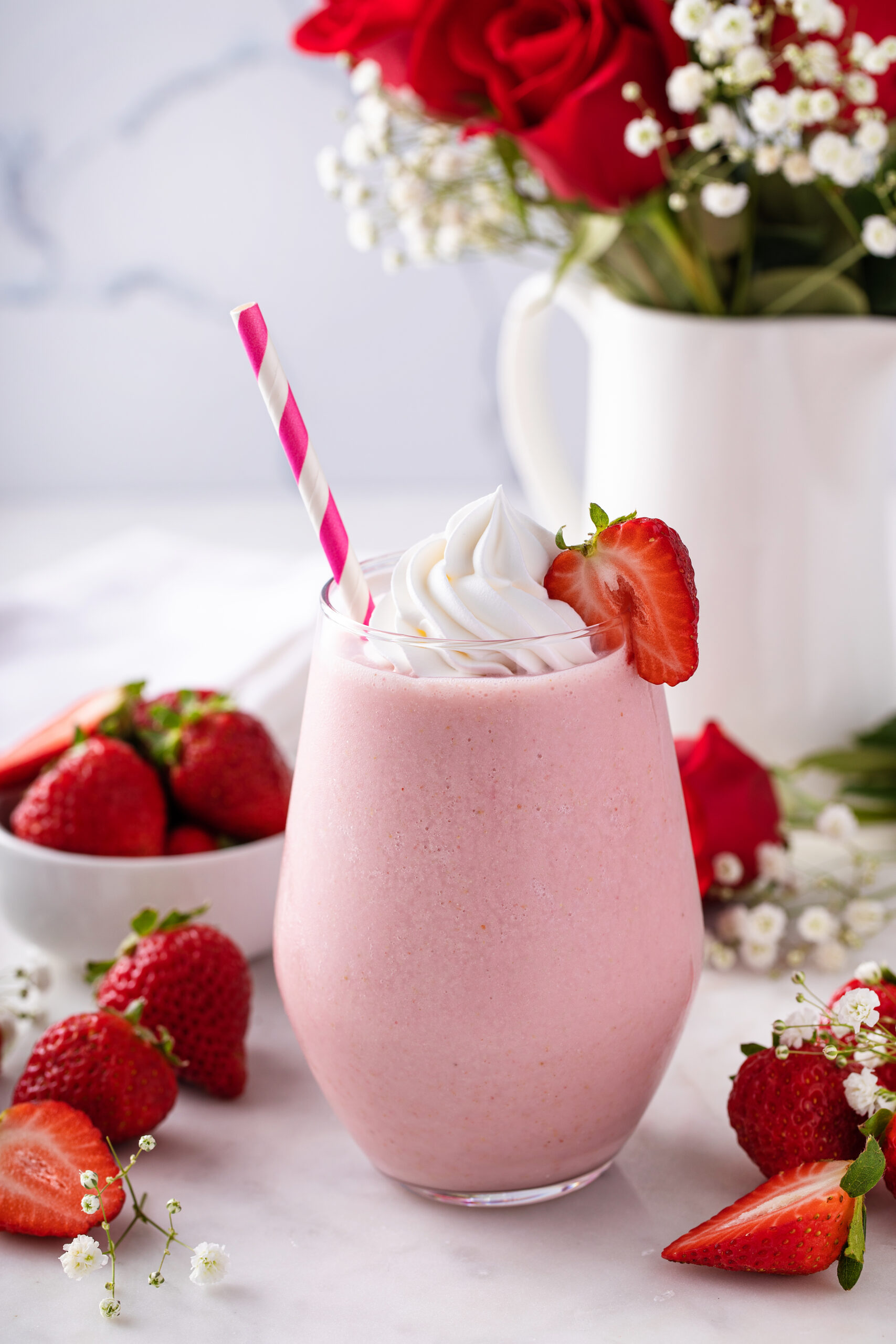 Healthy Strawberry Smoothie (4 Ingredients!)