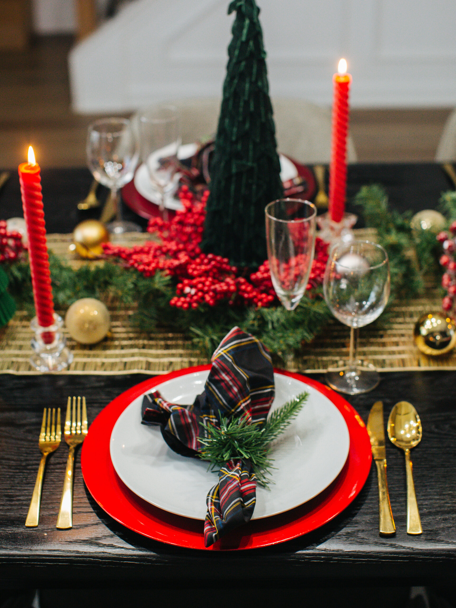 Looking for the perfect yet easy holiday tablescape setup this year? CLICK HERE for tips for an easy holiday tablescape + my holiday menu this year! 