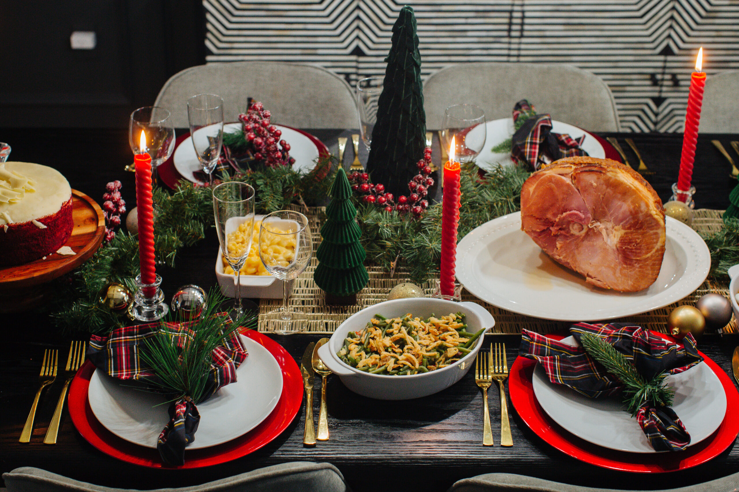Looking for the perfect yet easy holiday tablescape setup this year? CLICK HERE for tips for an easy holiday tablescape + my holiday menu this year! 