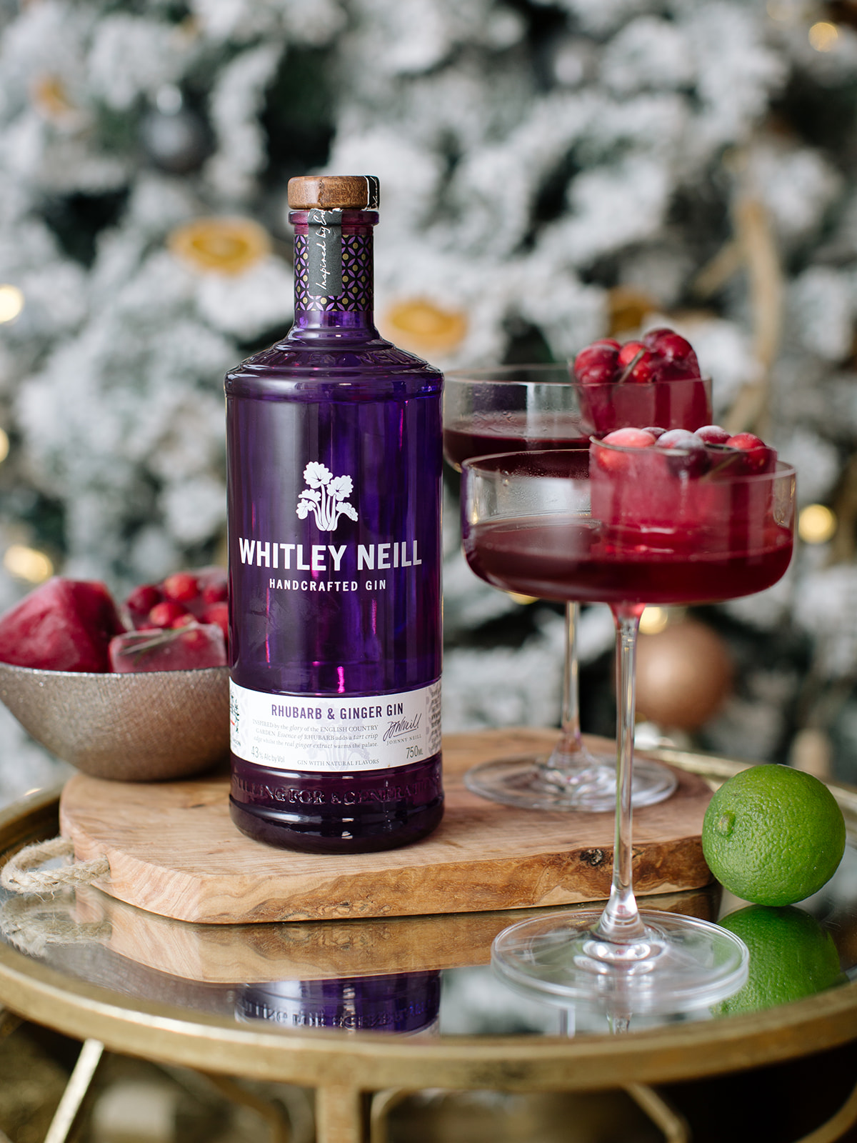 Looking for the perfect Christmas cocktail recipe? CLICK HERE to make the Pomegranate Fizz recipe and see why it is the Perfect Christmas Cocktail this holiday season!