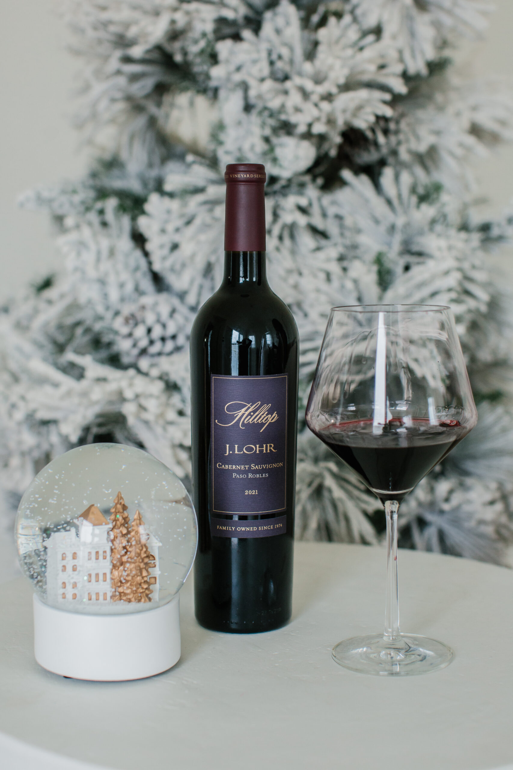 Looking for the perfect last minute hostess gift this year? CLICK HERE to see why wine makes for the perfect hostess gift!