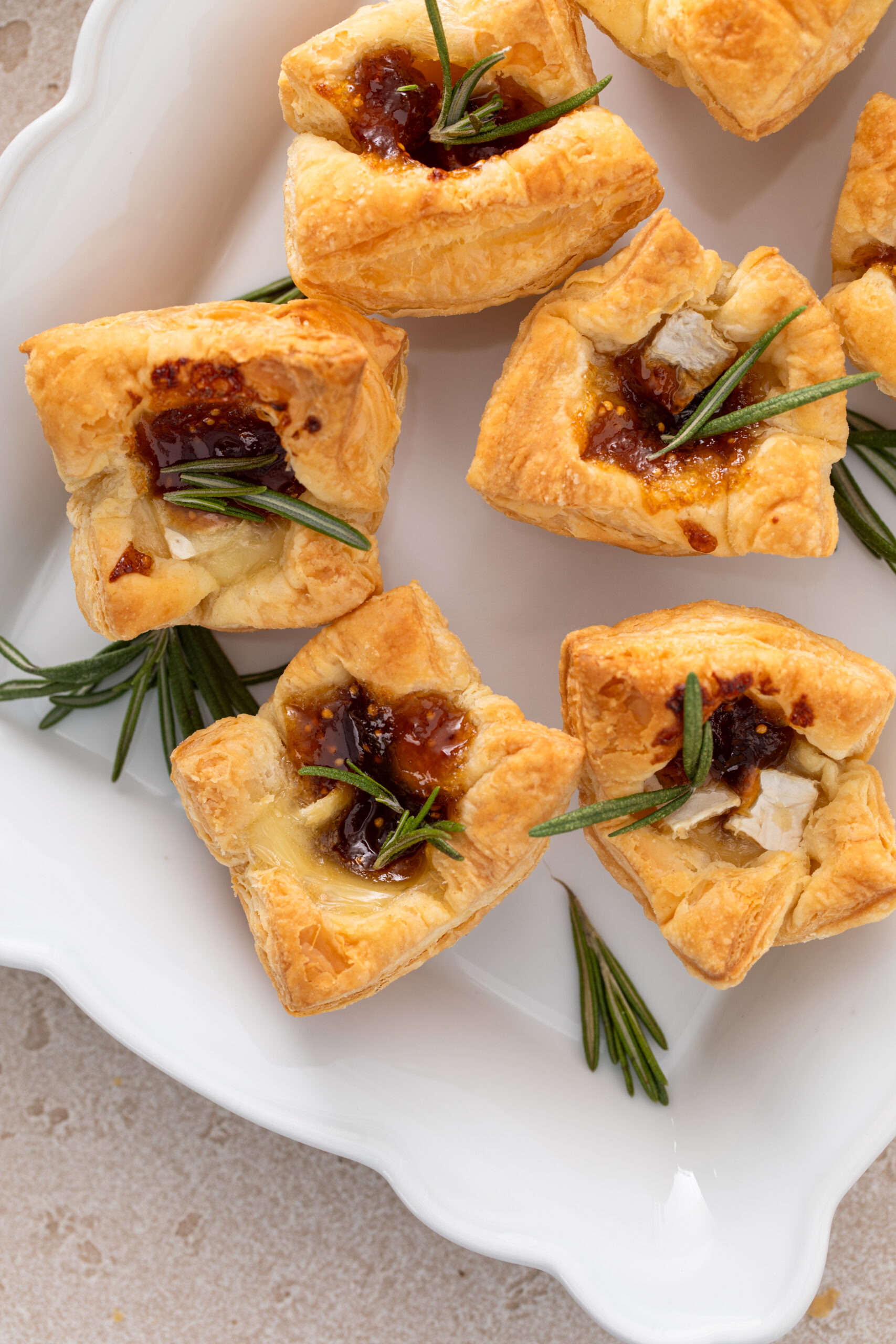 Looking for the perfect holiday appetizer this year? These delicious Mini Fig & Brie Bites are pure perfection. CLICK HERE to make these delicious mini fig & brie bites ASAP! 