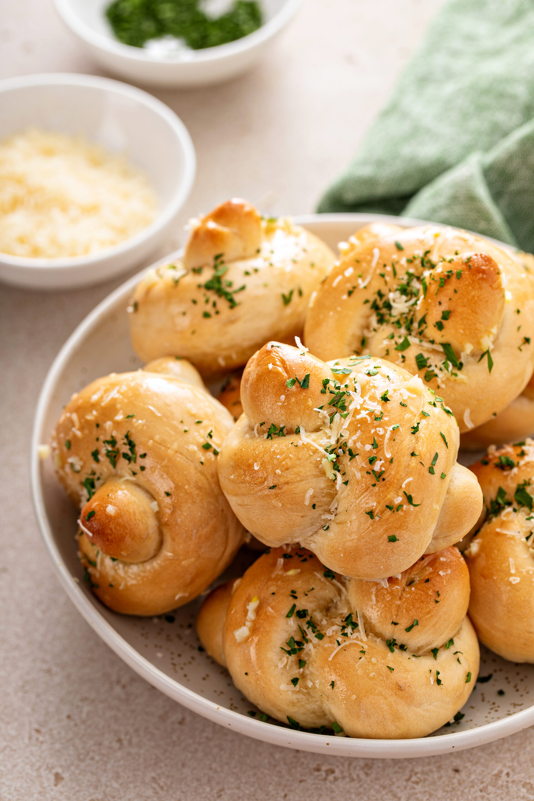 These homemade garlic knots made with simple, everyday ingredients! CLICK HERE to make this delicious recipe that is perfect on their own, or dipped in zesty marinara sauce.