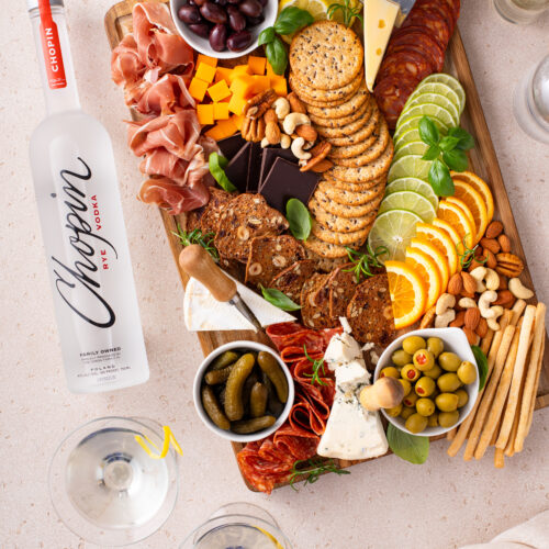 Looking to add a little jazz to your upcoming gathering? CLICK HERE to see why you need to try this epic martini board ASAP!
