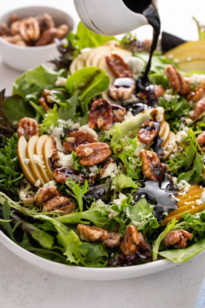 Pear and gorgonzola salad with candied pecans and vinaigrette