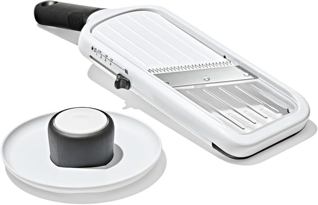 Handheld mandoline slicer with hand guard
