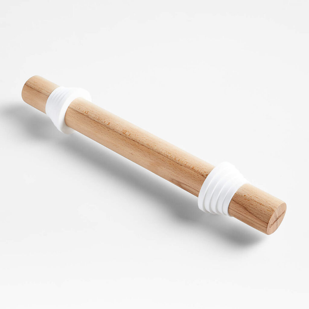 Wooden rolling pin with adjustable measuring rings