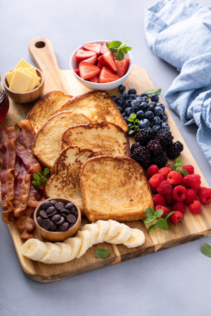 All Ingredients and garnishes of Easy French Toast Boardpresent on this image