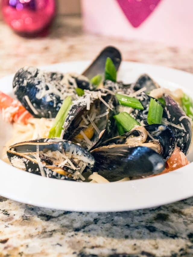 Valentine's Day Recipe:Mussels Over Linguine In A White Wine Sauce